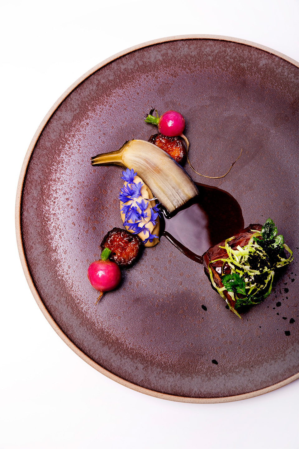 Bereidingen van aubergine met gekonfijte en gelakte lamsnek en artisjok